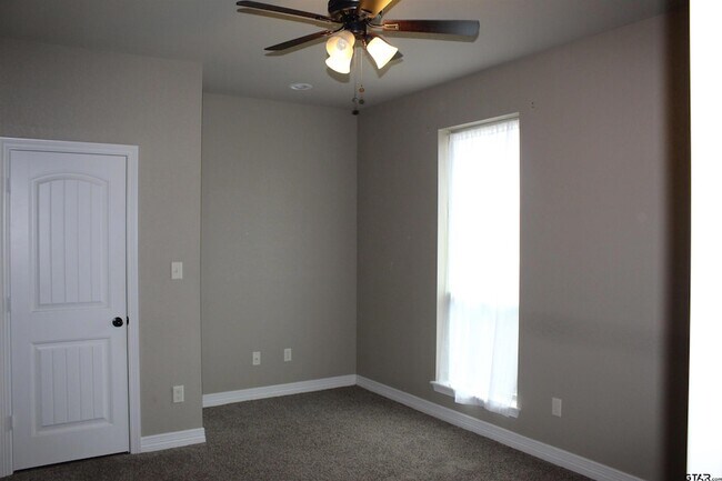 Building Photo - 1811 Spruce Pine Lane