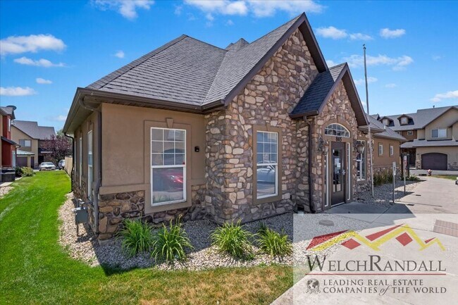 Building Photo - Stylish 3-Bed, 2-Bath Condo in the Heart o...