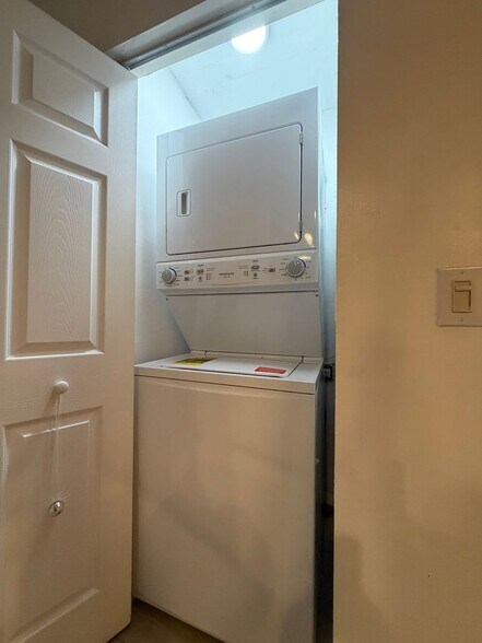 Building Photo - 502 W 9th St