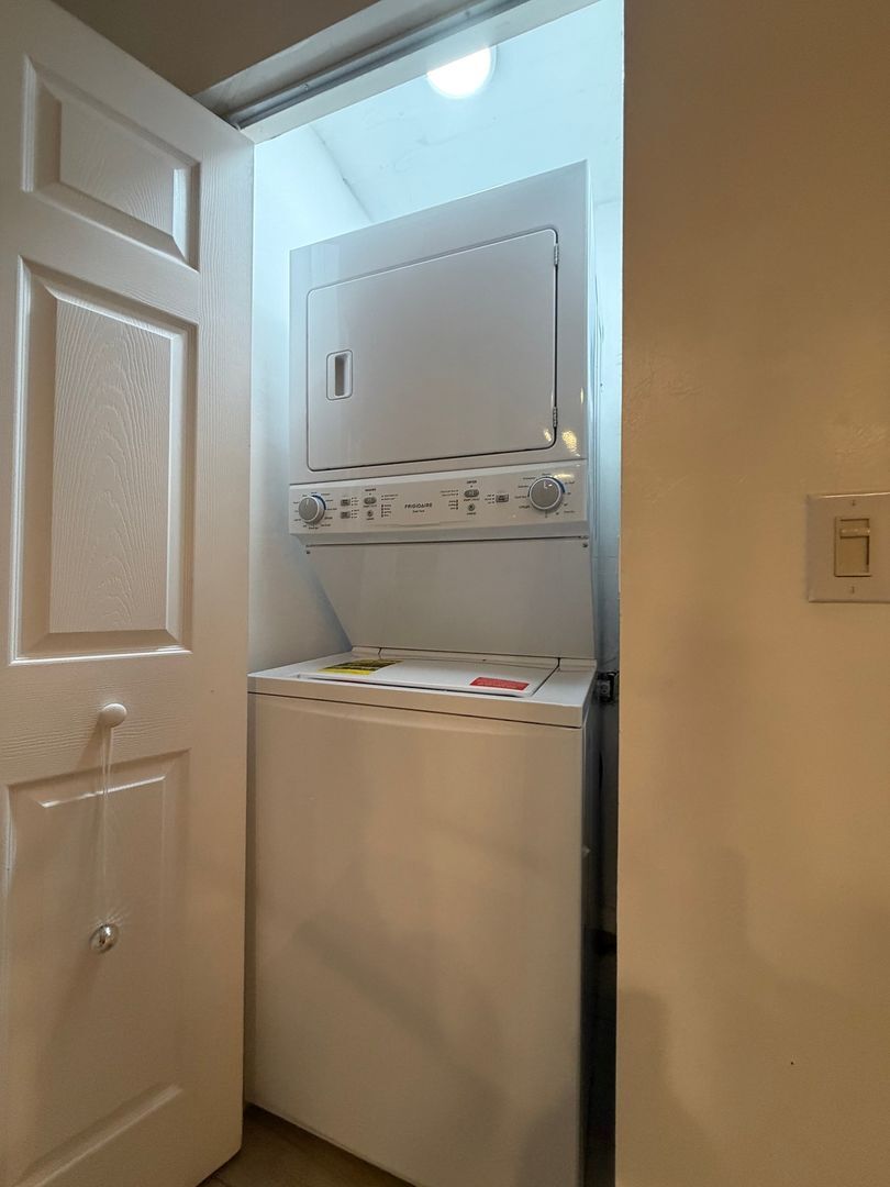 Building Photo - 502 W 9th St