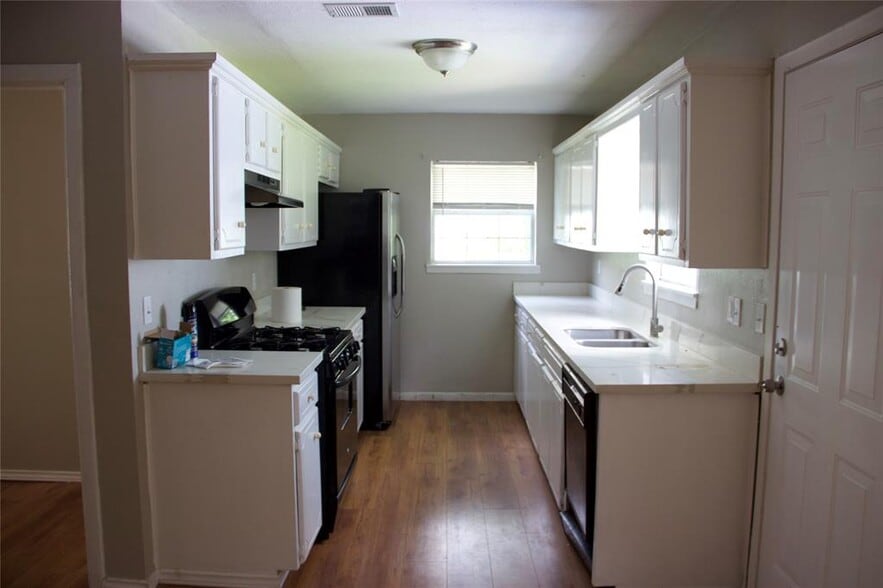 Building Photo - 8137 Snowden St