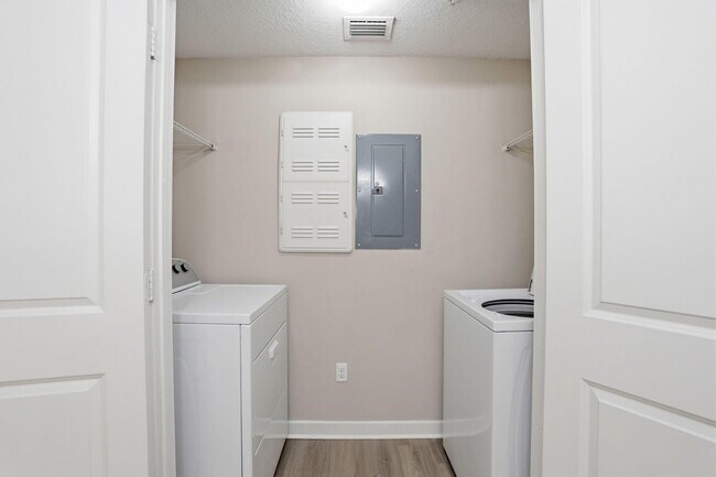 Building Photo - 3611 High Ridge Rd