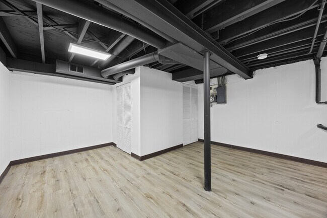 Building Photo - 1615 W Greenleaf Ave