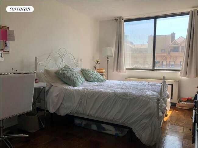 Building Photo - 275 W 96th St