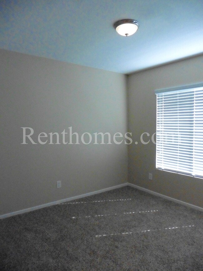 Building Photo - 568 Almond Rd