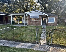 Building Photo - Mesmorizing 3 Bedroom