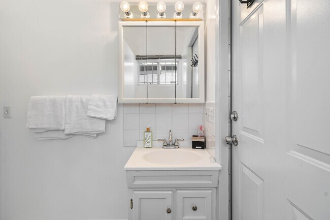 Building Photo - 140 N Carson Rd