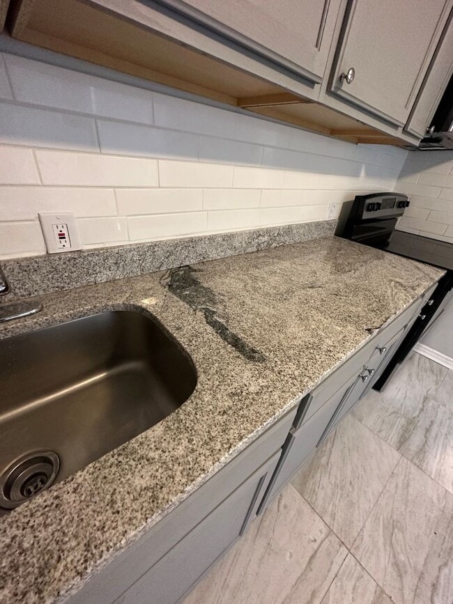 Building Photo - **Move in ready - 3/2 Renovated single family home