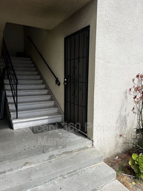 Building Photo - 475 E 61ST St
