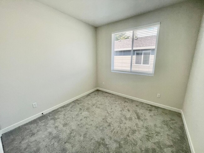 Building Photo - Live in Style! 2BD/2.5B High-End Townhouse...