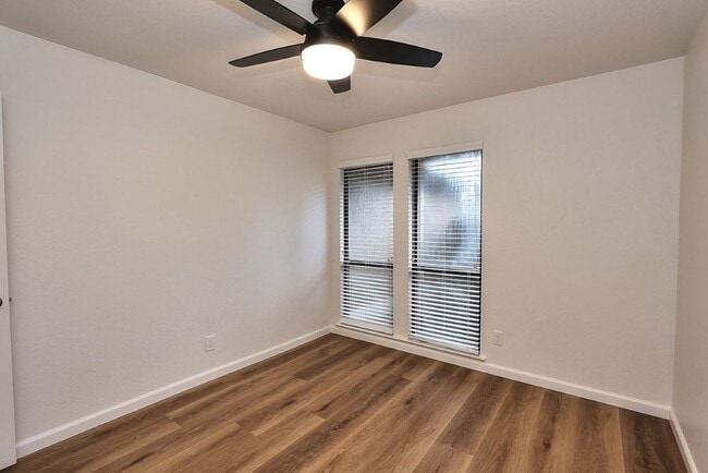 Building Photo - Beautiful corner halfplex available now for rent!