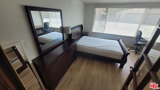 Building Photo - 335 S California St