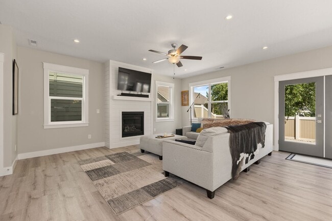 Building Photo - PROMO*** $1000 Off 1st Month of Rent -Beau...