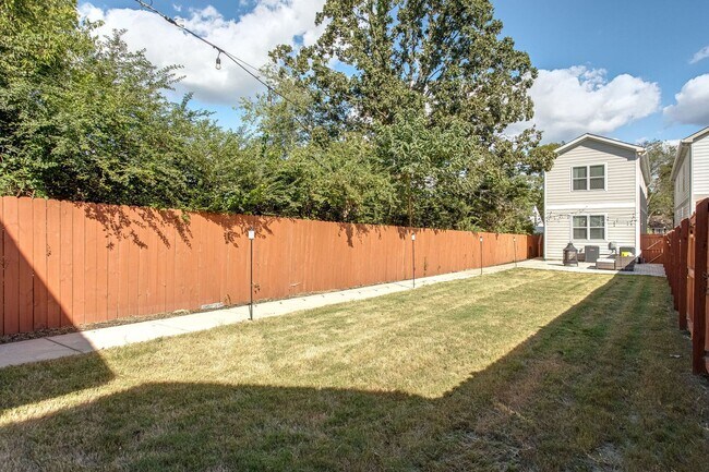 Building Photo - Available Now! 4 Bed, 3.5 Bath, Convenient...