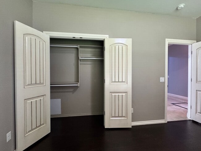 Building Photo - Spacious 3 Bedroom 2.5 Bath Home Near Okla...