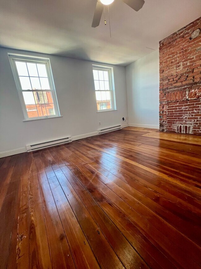 Building Photo - 713 S 2nd St