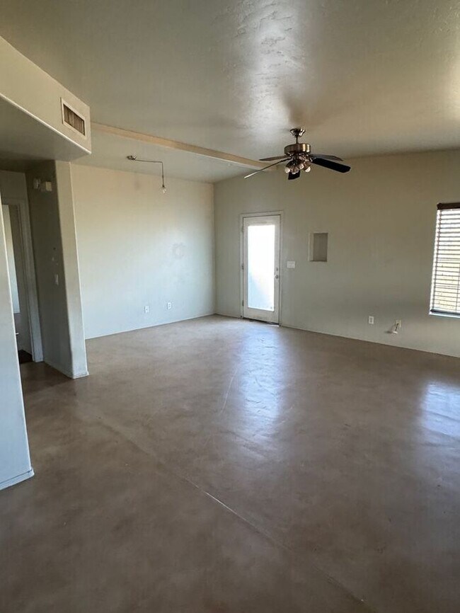 Building Photo - 3 bedroom 2 bath - Available now