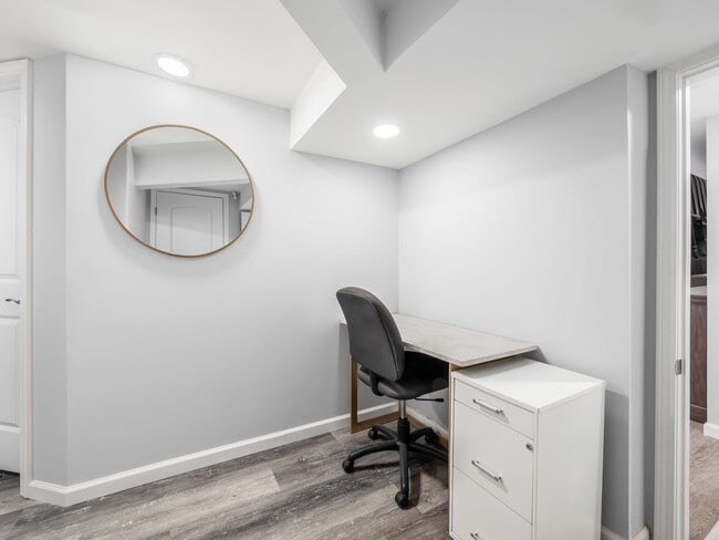 Building Photo - 2545 Vanderberg Ave