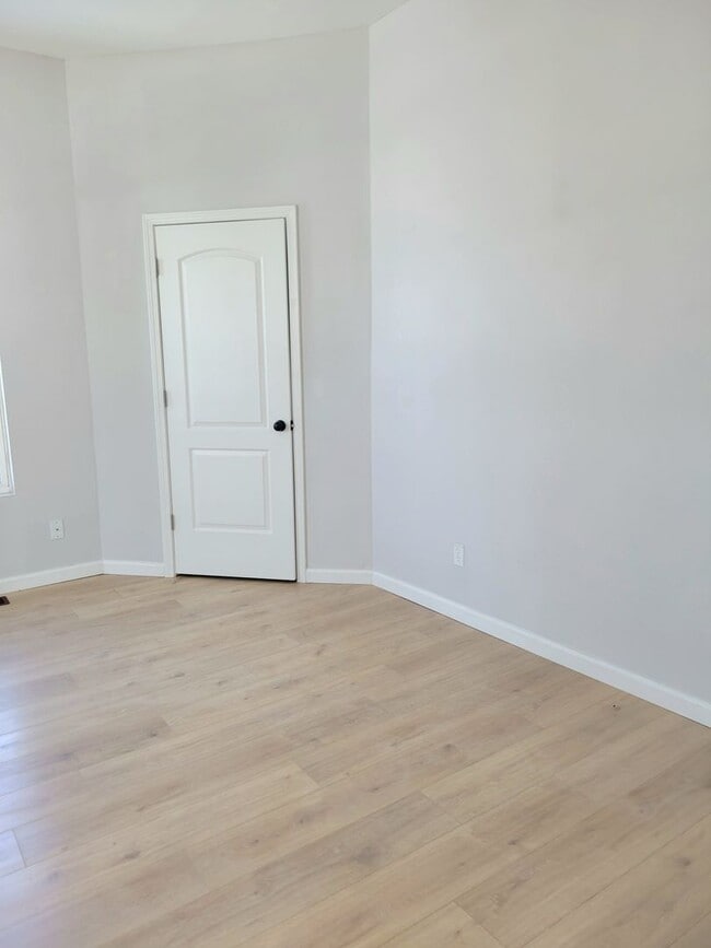 Building Photo - Renovated and Ready to Rent...340 N Aurora Collinsville