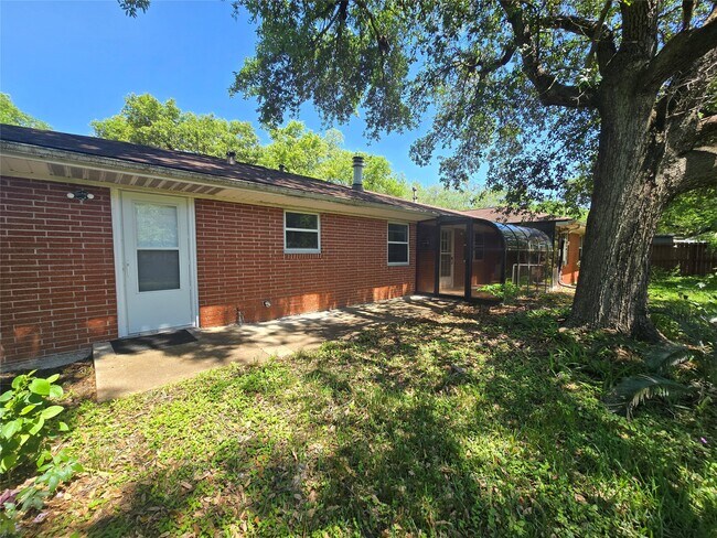 Building Photo - 801 Rosewood Dr