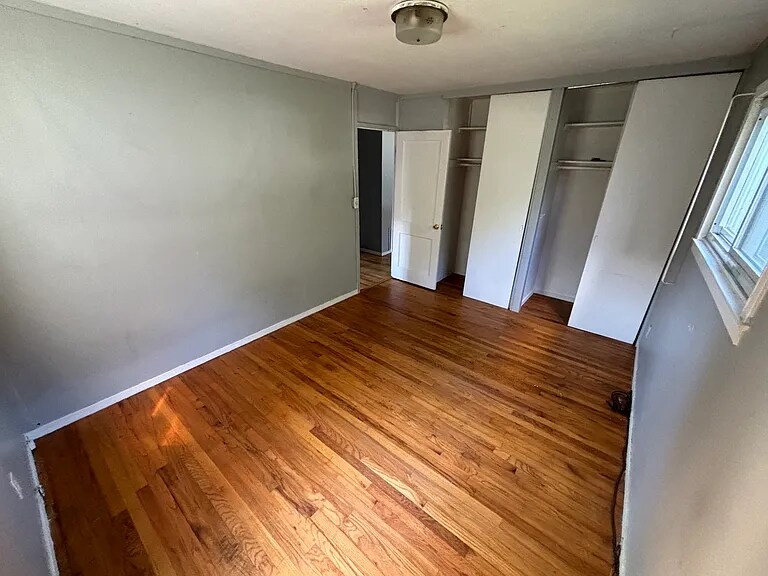 Building Photo - 305 Hunt Dr