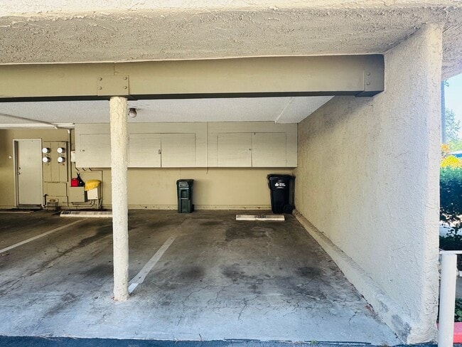 Building Photo - Remodeled Single-Level Beauty in Wildwood!