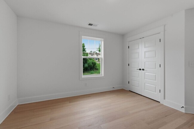 Building Photo - Spacious 5-Bedroom with Fenced Yard & Modern Amenities