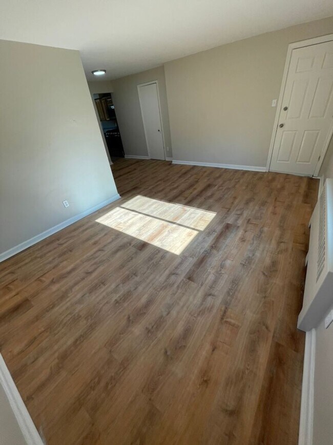 Building Photo - Spacious 1 Bedroom Apartment with Garage Space in the heart of Bellevue!