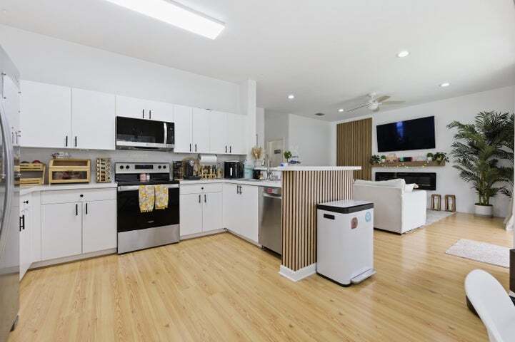 Building Photo - 7657 Thornlee Dr