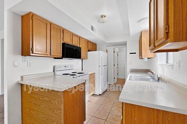 Building Photo - 1515 La Charles Dr NE
