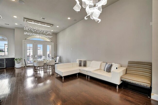 Building Photo - 4015 Lillian St