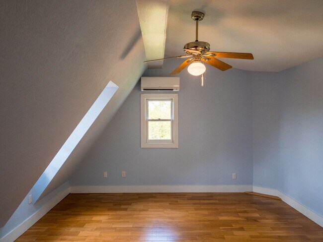 Building Photo - Beautiful Three Bedroom with Stunning View...