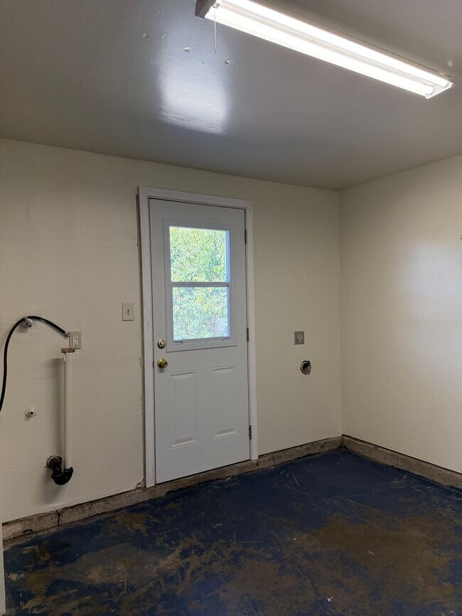 Building Photo - 7109 Thomas Dr
