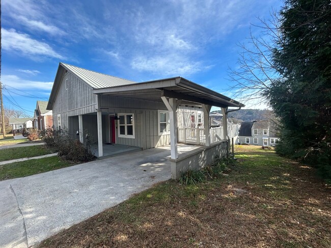 Primary Photo - Furnished 2/2 House in Downtown Ellijay- $...