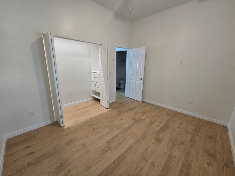 Building Photo - 4386 Marlborough Ave