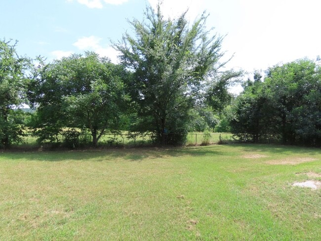 Building Photo - Quaint 2 Bedroom 1.5 Bath in a Country Set...