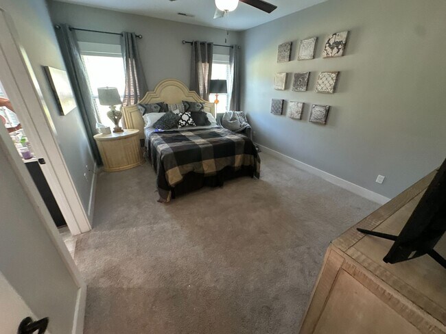 Building Photo - 1013 Edgewater Ln