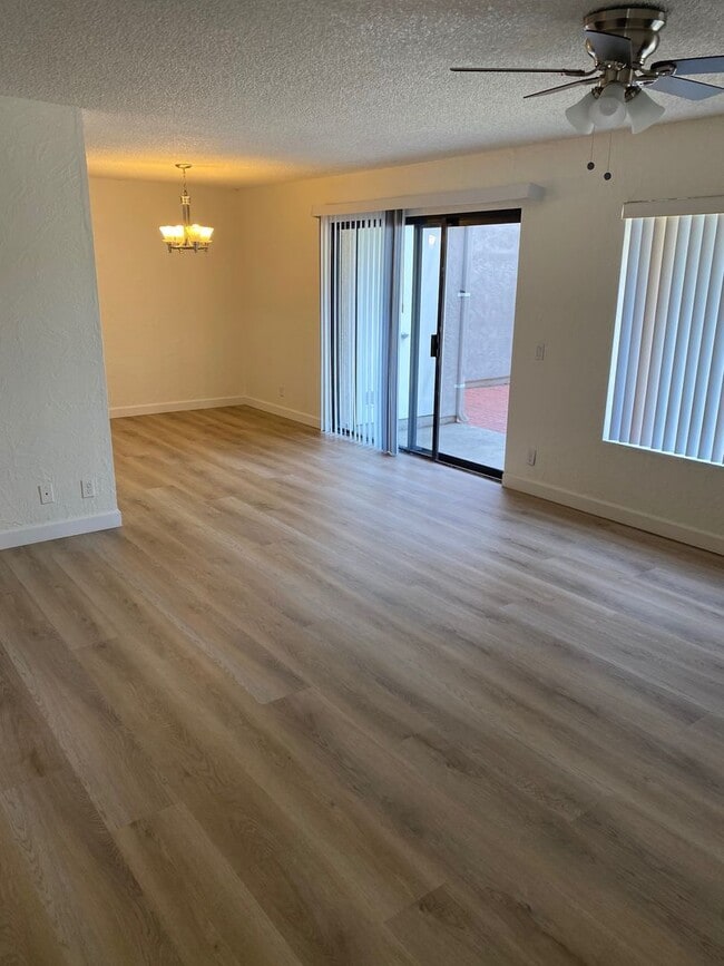 Building Photo - Poway Townhome @ Pomerado Pines!