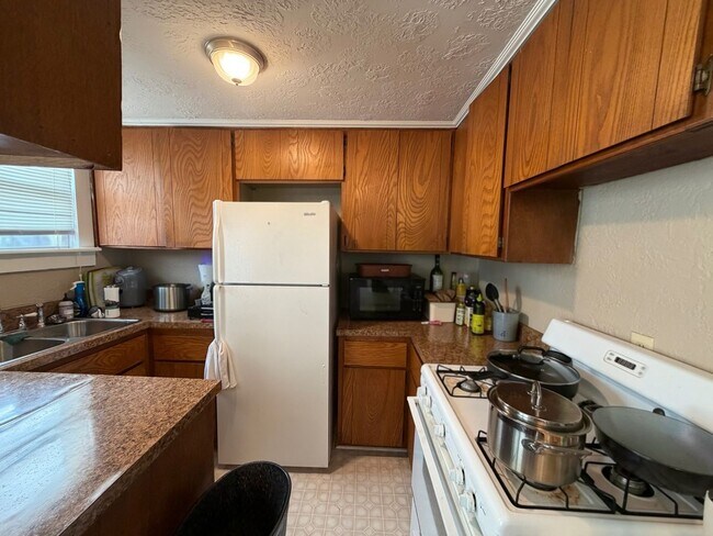 Building Photo - 3bed/1bath Home Available Just Steps Away From Norman's Campus Corner!!