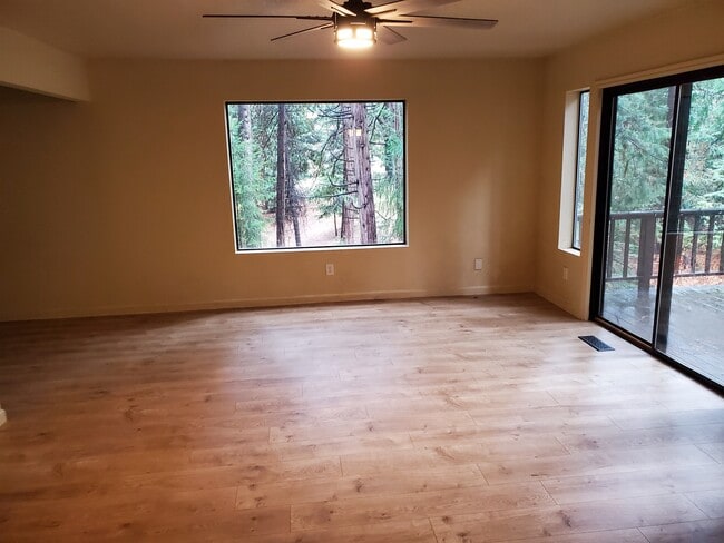 Building Photo - 18111 N Meadow Dr