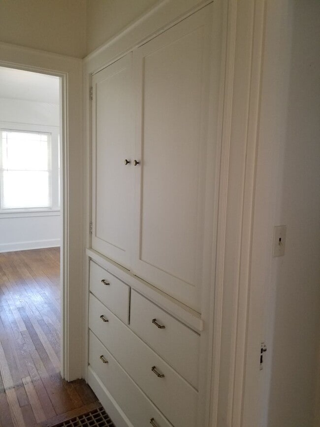 Building Photo - N. 25th Ave 2 bedroom Craftsman w/basement