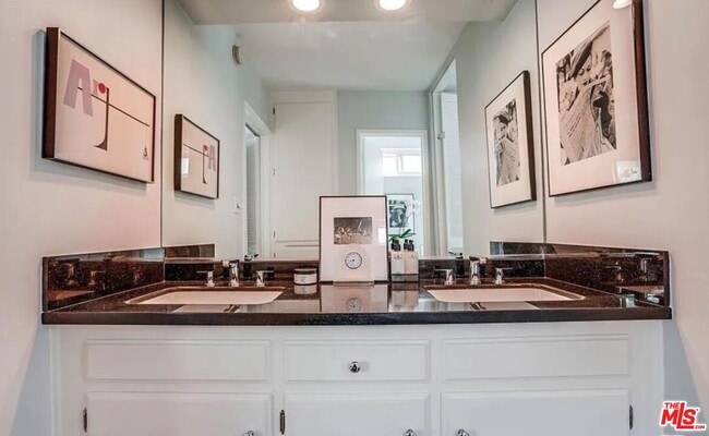 Building Photo - 1233 Flores St