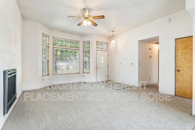 Building Photo - 2256 N Pawnee Ln