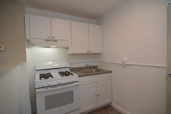 Building Photo - Charming 1 Bedroom 1 Bath Duplex! Great Ce...