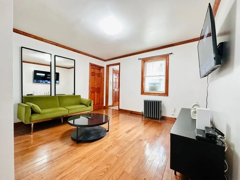 Building Photo - Furnished room/NOT APARTMENT