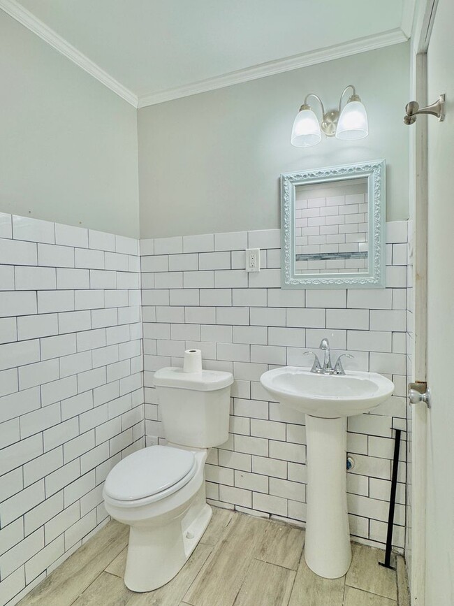 Building Photo - Inviting 3-Bedroom, 1.5-bath