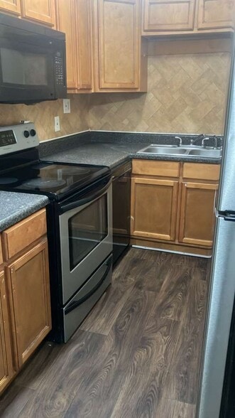 K20- Kitchen, Stainless Steel Appliances - Keystone Courtyard Apartments
