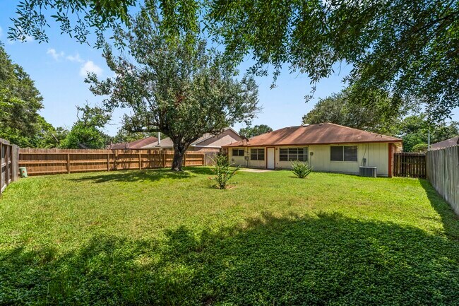 Building Photo - 16734 Summer Dew Ln