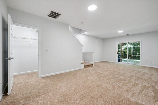 Building Photo - Spacious Townhome with Finished Basement -...