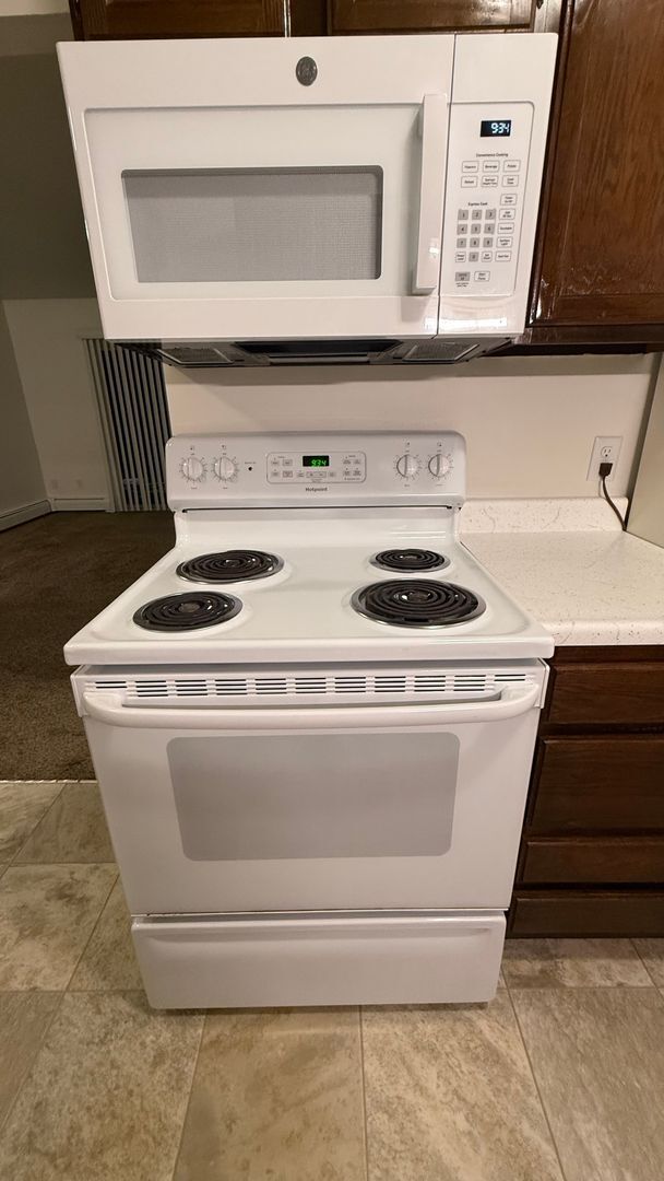 Building Photo - Lower 2-Bedroom | Heat Included & Fully Renovated